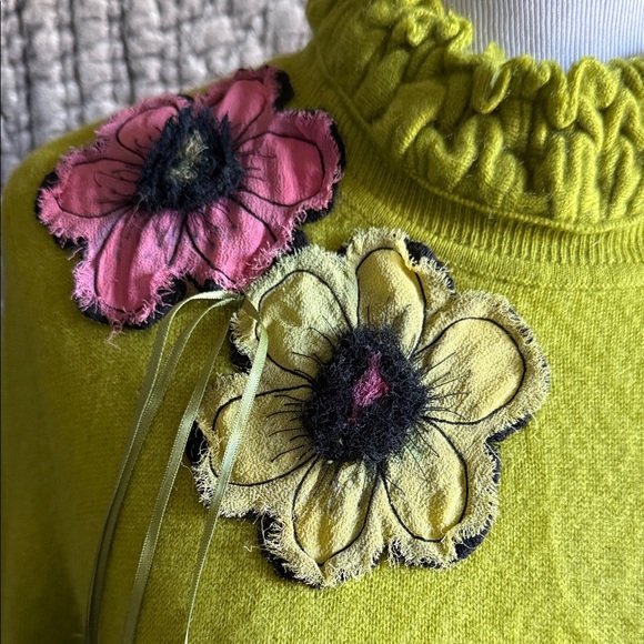 Tahari Woman Lime Green Sweater with Floral Accents.100%2-PLY Cashmere - Picture 2 of 12